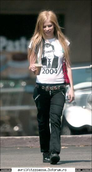 Poze cu Avril - ^ poza de mai sOos e dp forumu lu tink sh asta - About Avril Lavigne